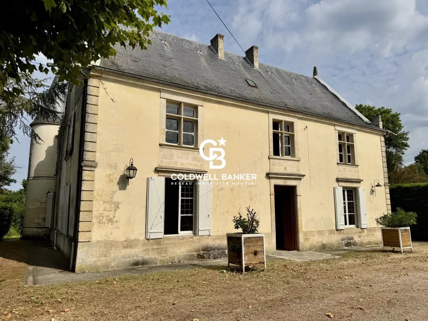 Charming Castle With Six Bedrooms And Swimming Pool