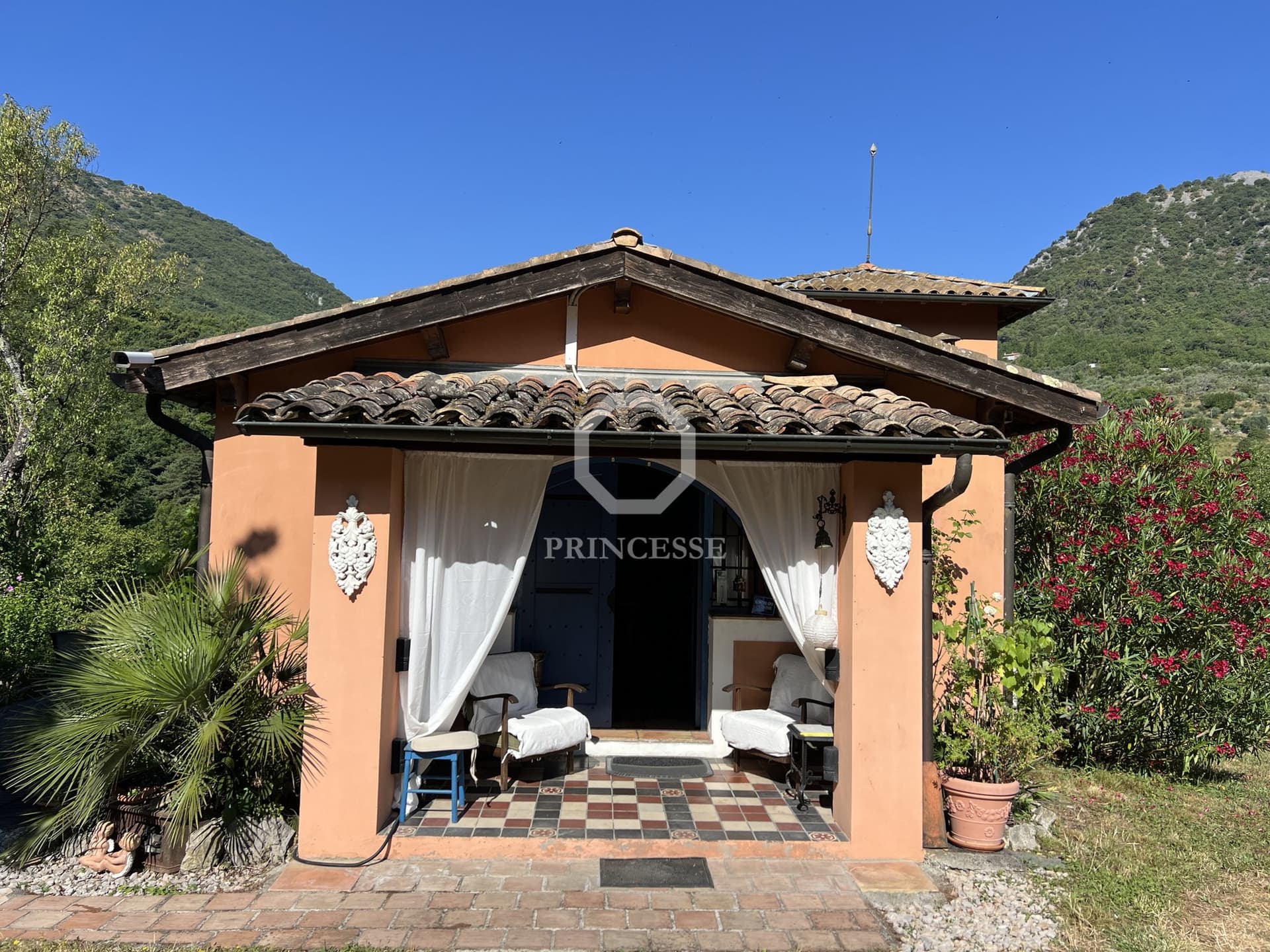 Charming Ranch With Guest Apartment And Horse Accommodation 2