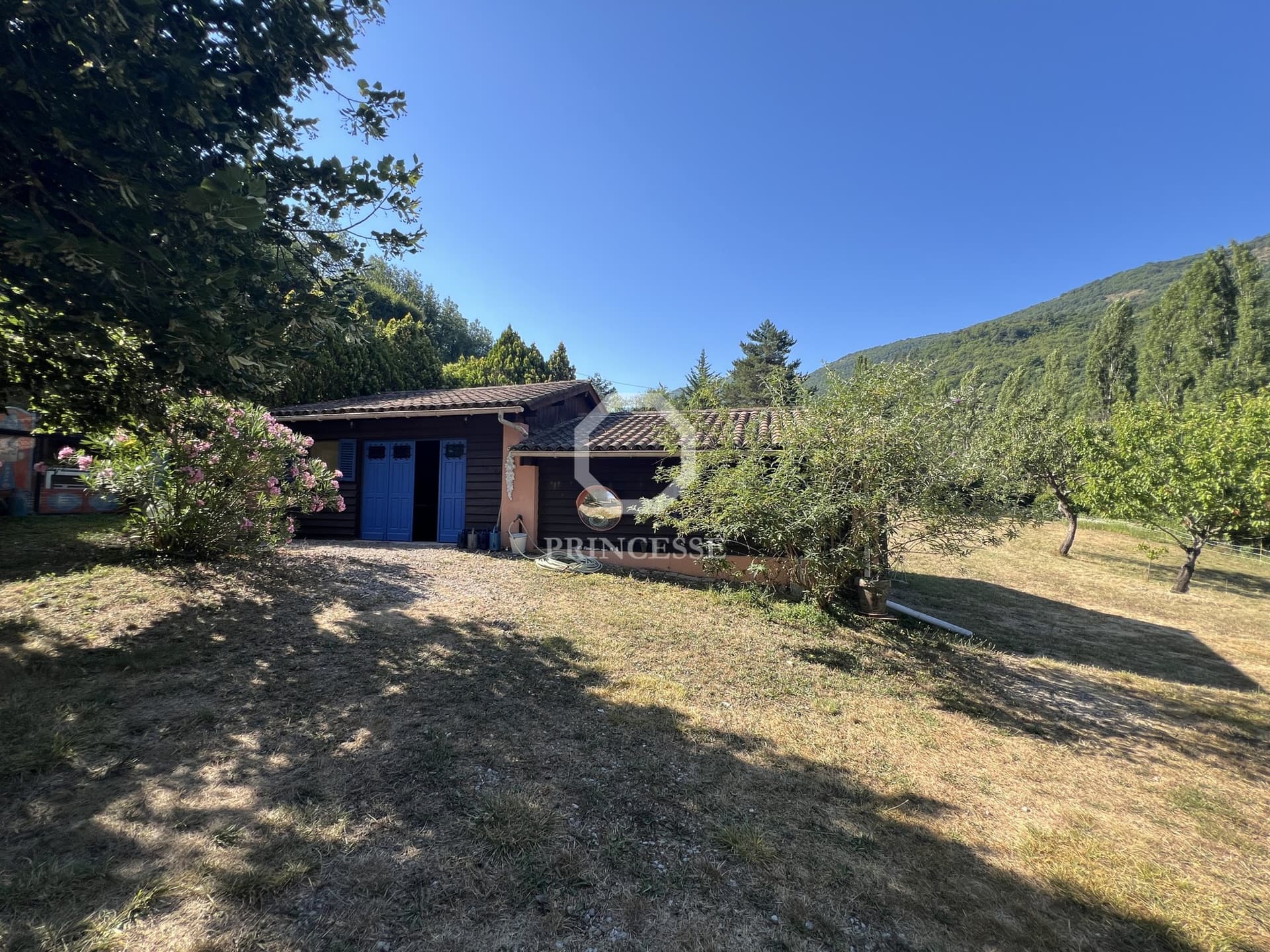 Charming Ranch With Guest Apartment And Horse Accommodation 3