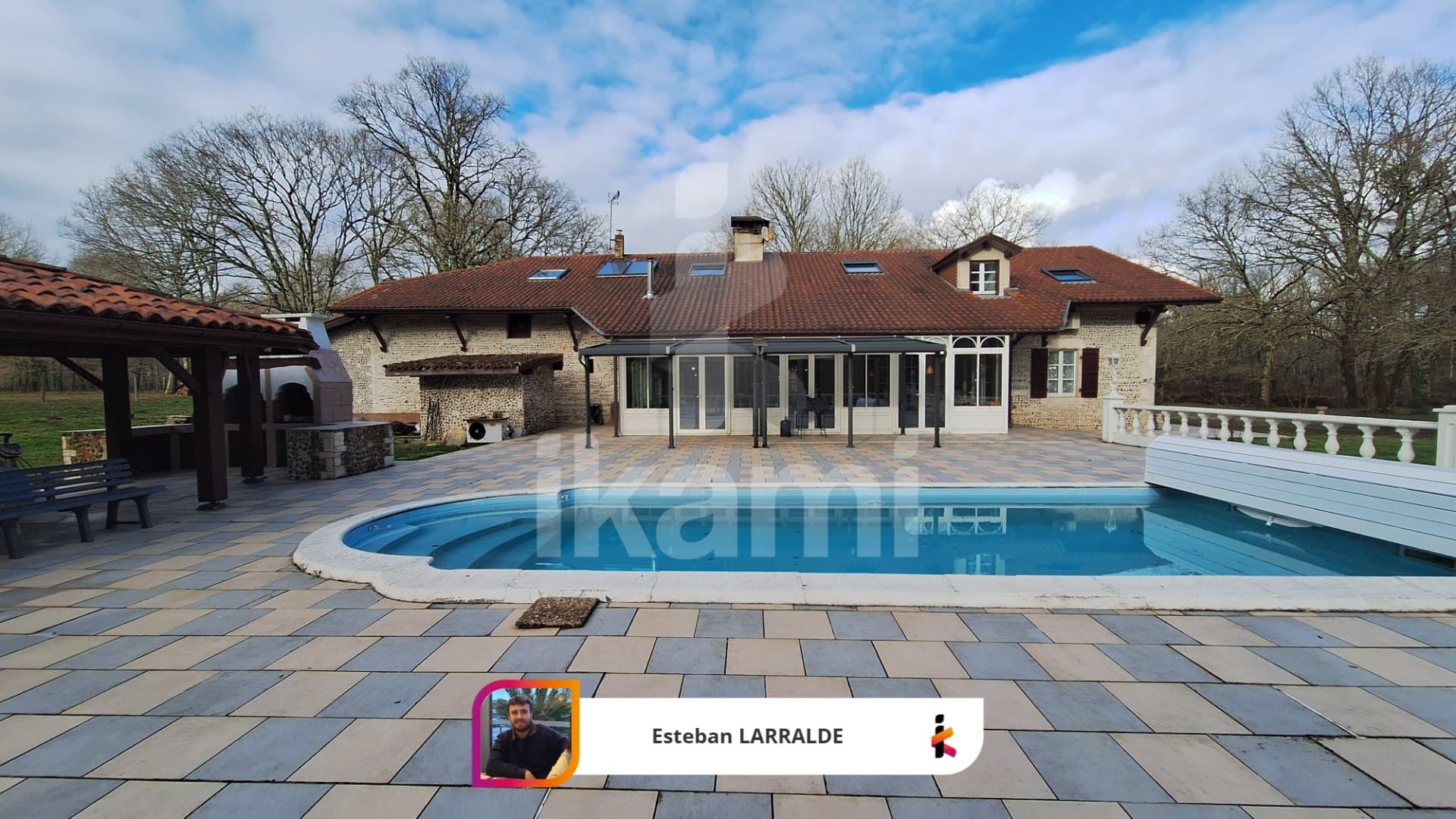 Elegant House with 372 Sqm Living Space in a 4-Hectare Oak Grove 3