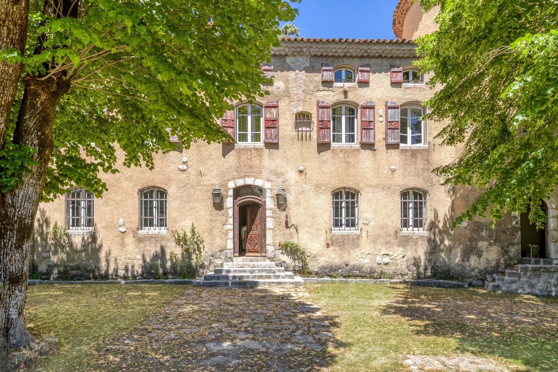 16th Century Château With Private Chapel And 18 Hectare Estate 3