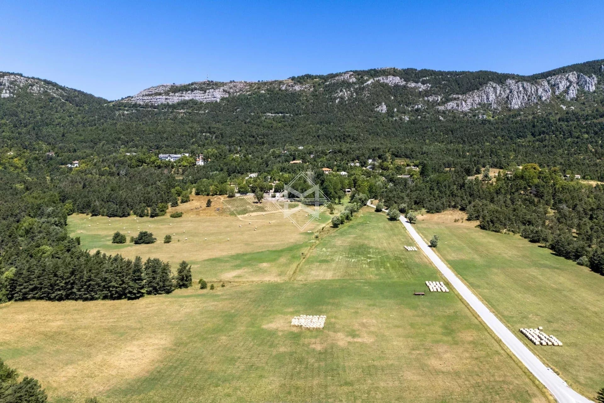 16th Century Château With Private Chapel And 18 Hectare Estate 5