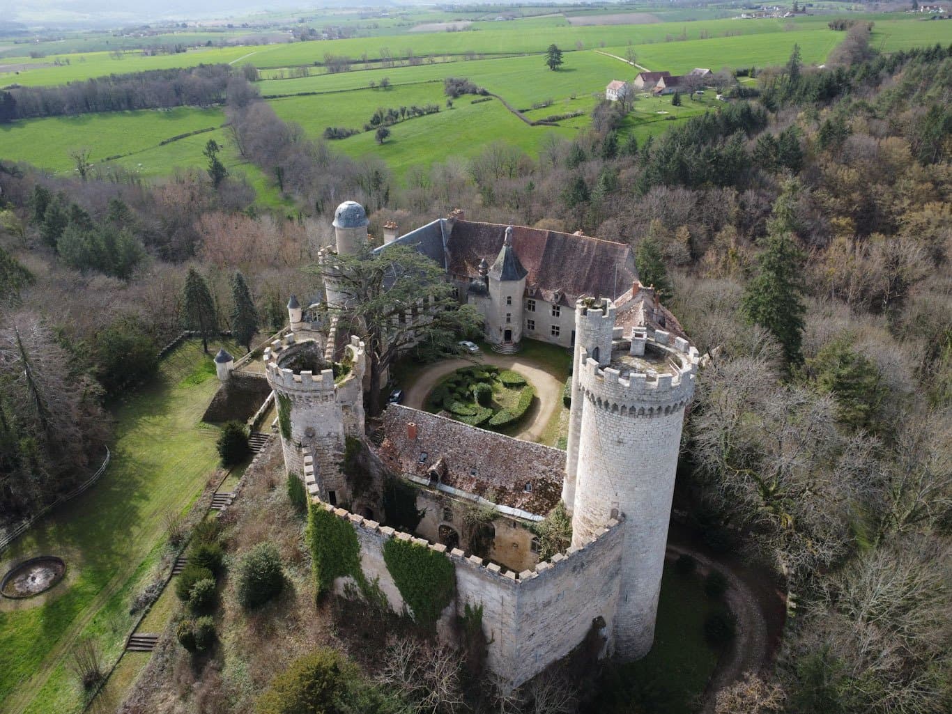 Historic Fortress of Veauce with 8.3 Hectares and Rich History 3