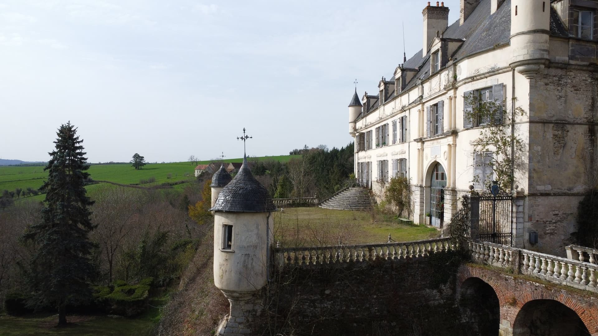 Historic Fortress of Veauce with 8.3 Hectares and Rich History