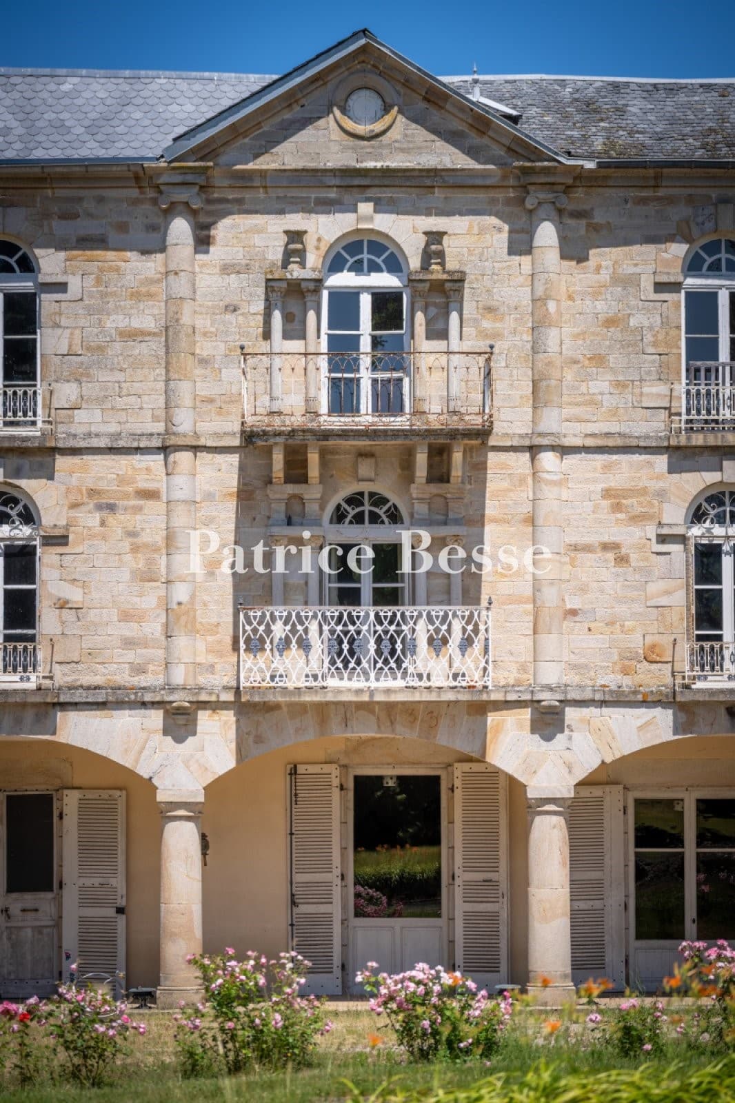 Spacious Castle with 10 Bedrooms and Swimming Pool 3