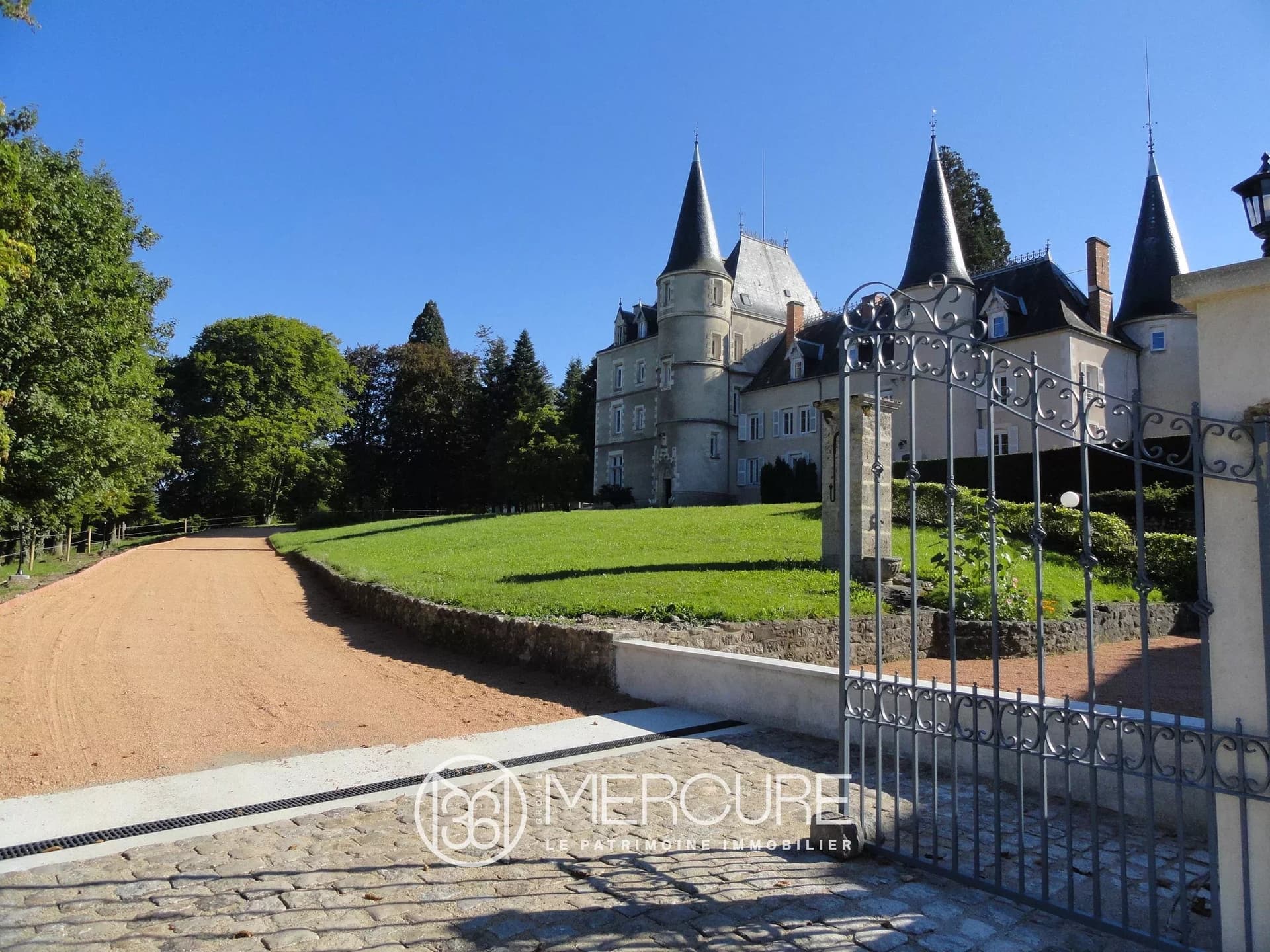 Prestigious Château With Equestrian Facilities Near Vichy — Château for sale in Auvergne, France