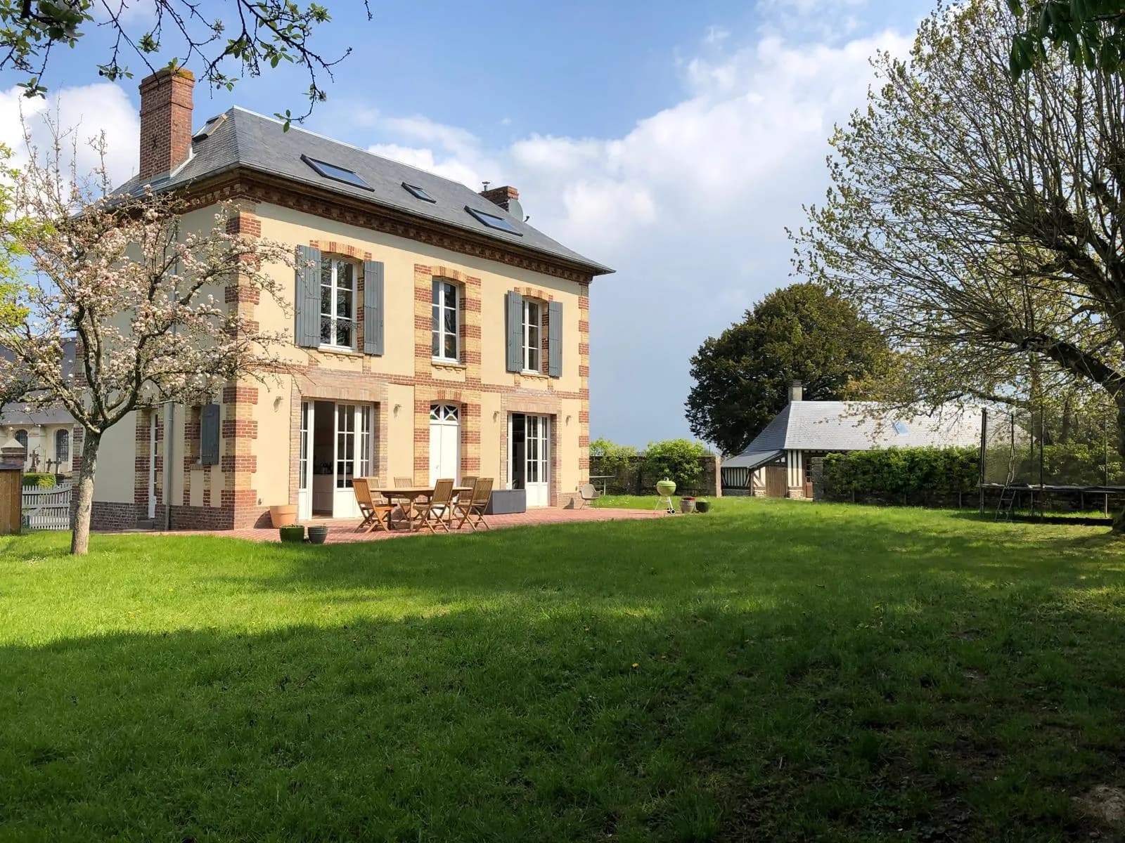 Charming Presbytery with Landscaped Park and Dependency