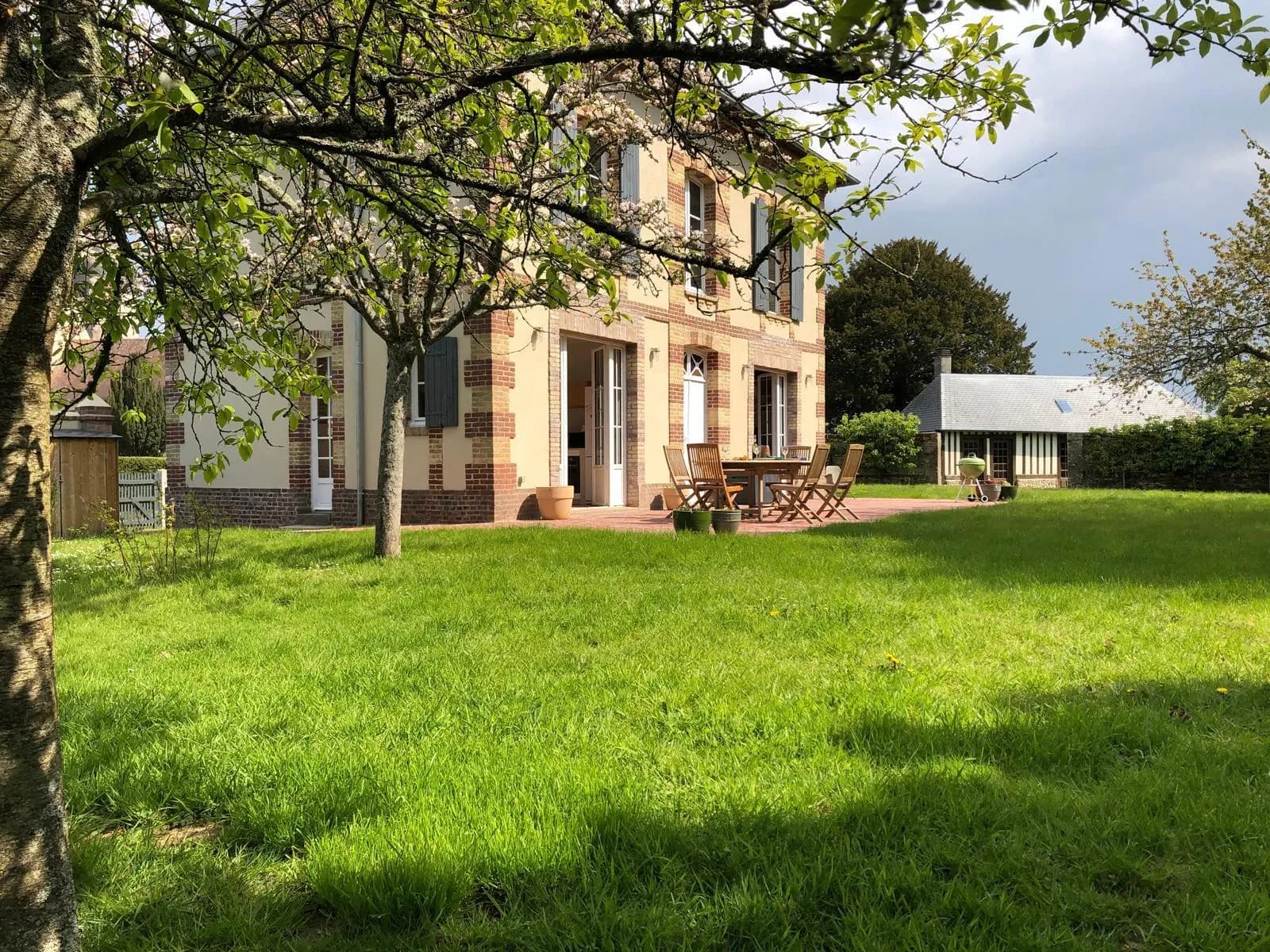Charming Presbytery with Landscaped Park and Dependency 2