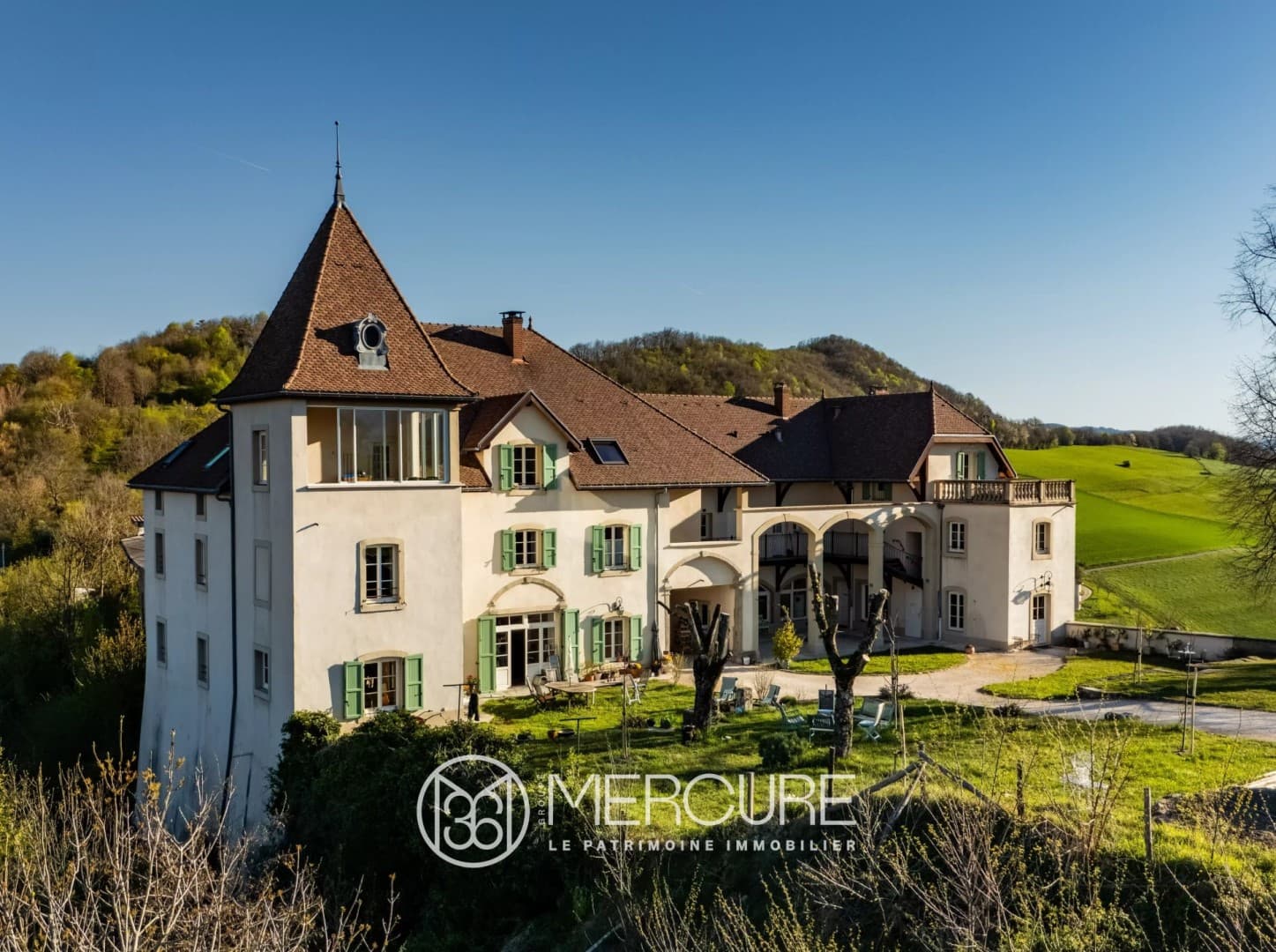 Elegant Château With Panoramic Views And Heated Swimming Pool