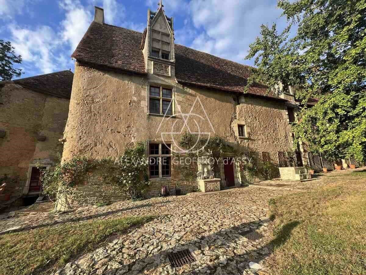 Spacious Castle With 50 Bedrooms And 25 Bathrooms 5