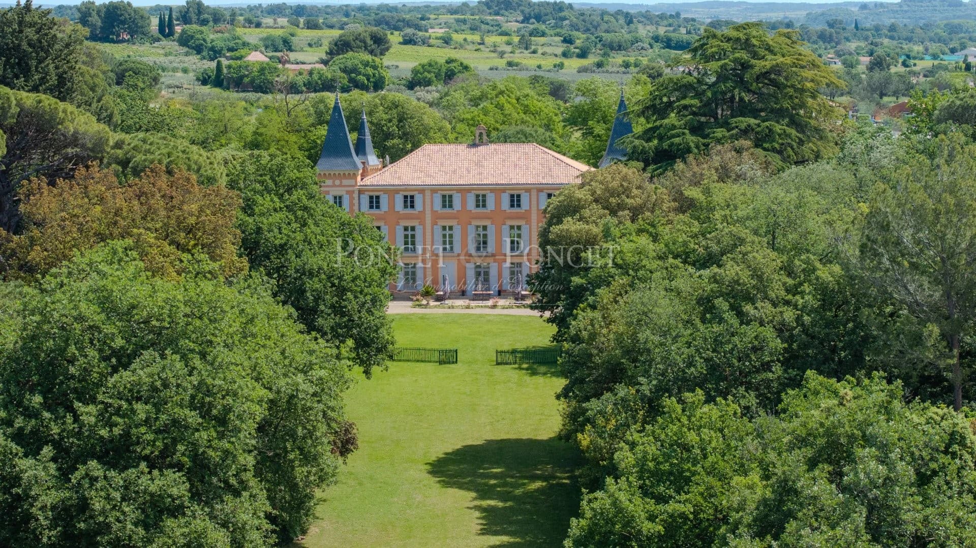Historic Château de Roquelune with 18 Suites and 4 Bedrooms — Château for sale in Occitanie, France