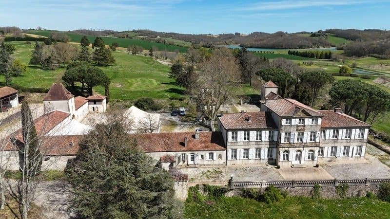 Elegant 18th-19th Century Château With Panoramic Views And 70 Hectares 3