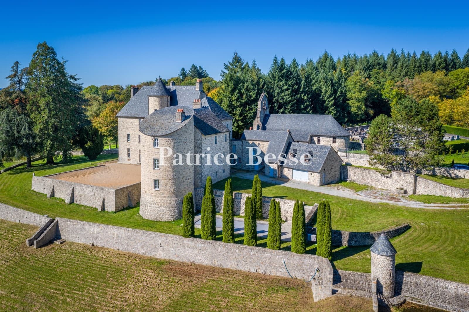 Spacious Castle with 11 Bedrooms and Swimming Pool 4