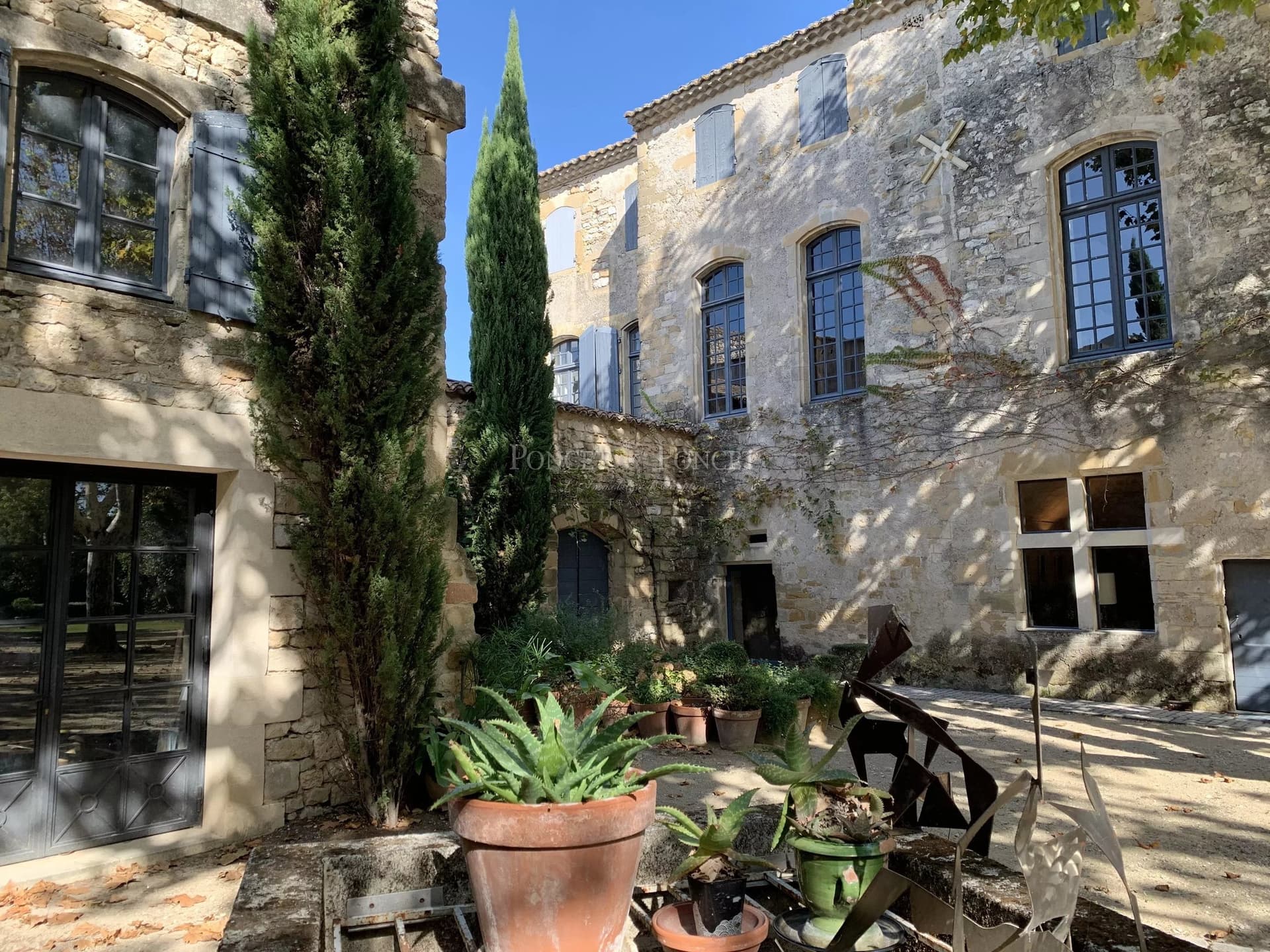 Historic Château With Expansive Park And Swimming Pool 2