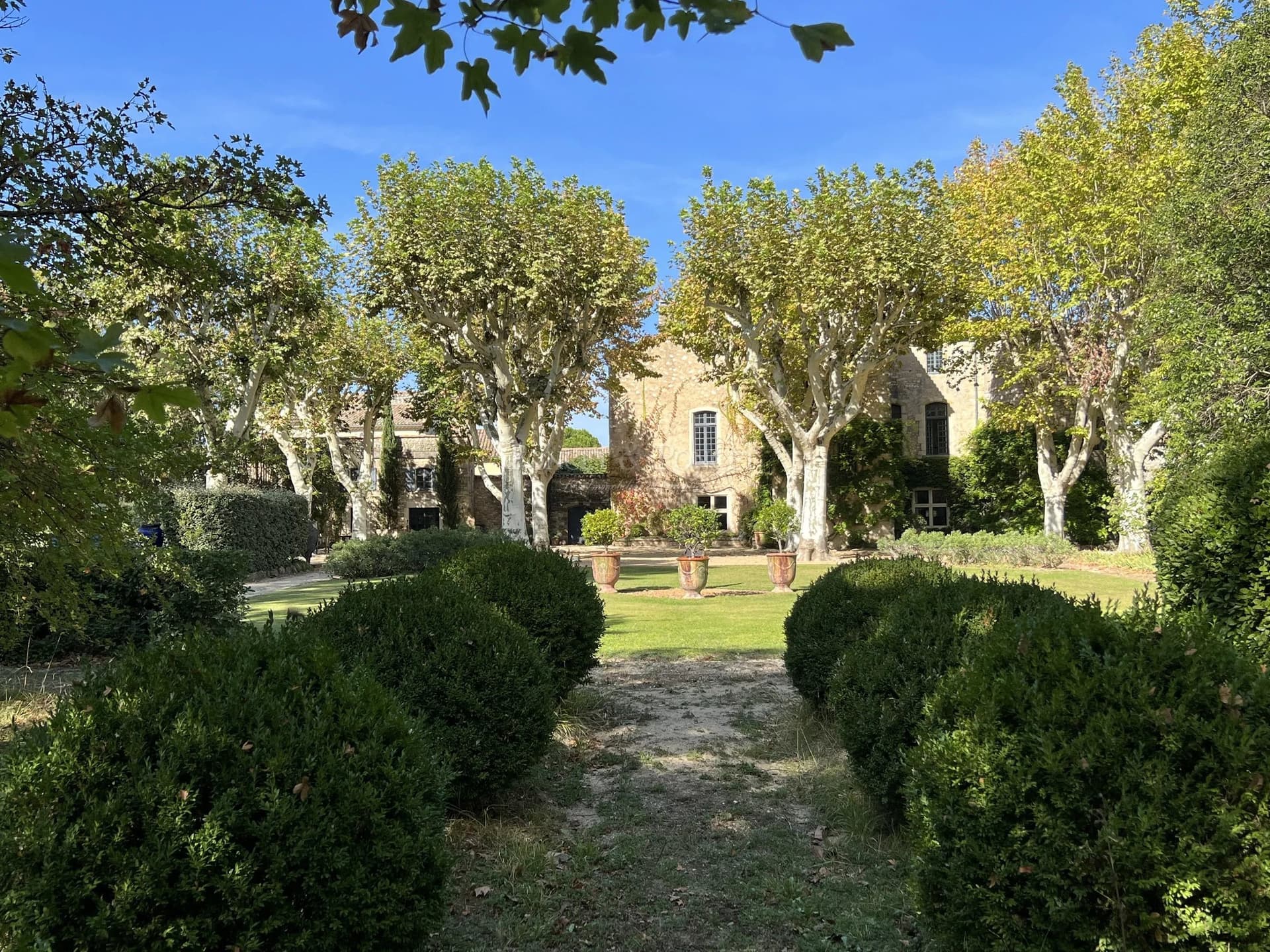 Historic Château With Expansive Park And Swimming Pool 4