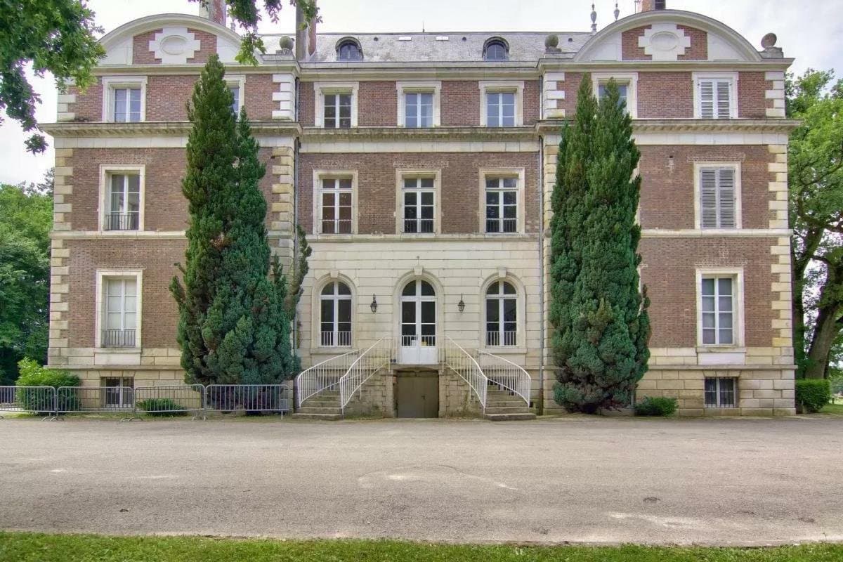 Ranch 140.0 Sqm 4 Bedrooms With Lake Views In Château De Clairis Estate