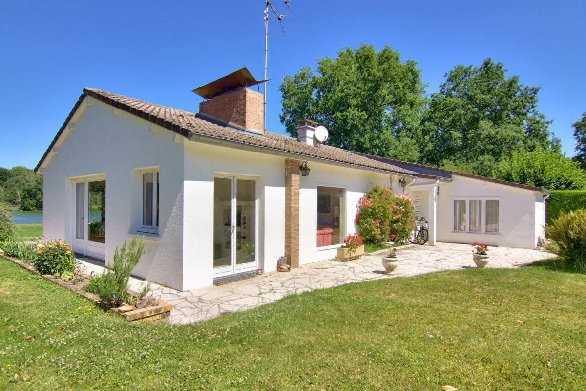 Ranch 140.0 Sqm 4 Bedrooms With Lake Views In Château De Clairis Estate 2