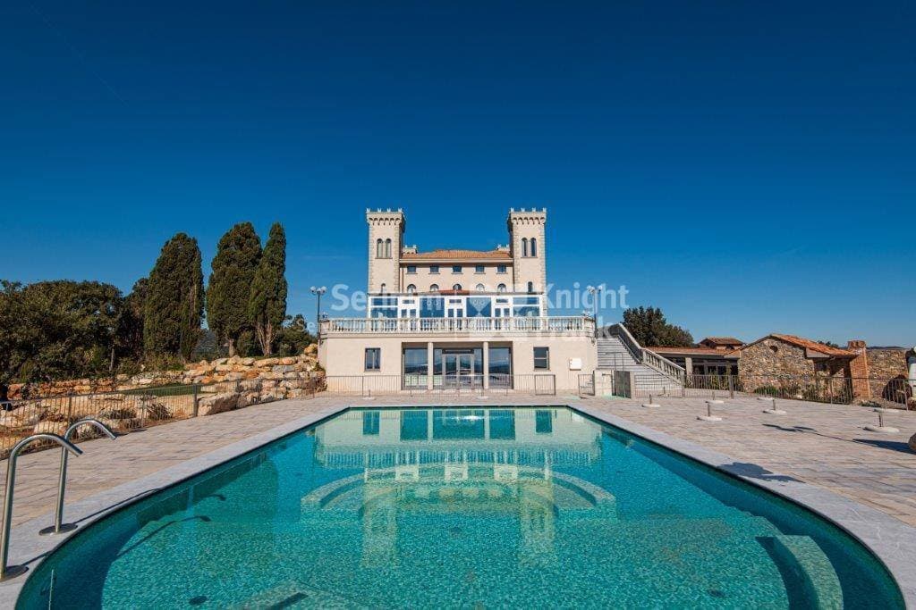 Elegant 19th Century Château With Hotel, Spa, And Vineyard — Château for sale in Italy