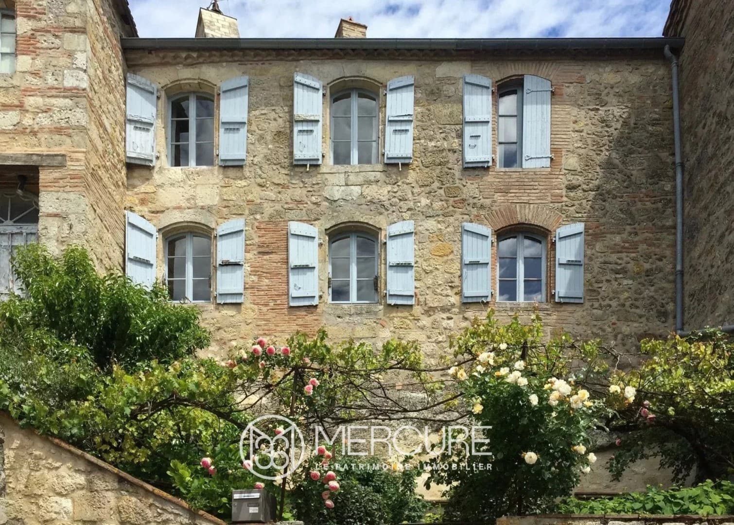 Château with Panoramic Views and Modern Amenities — Château for sale in France