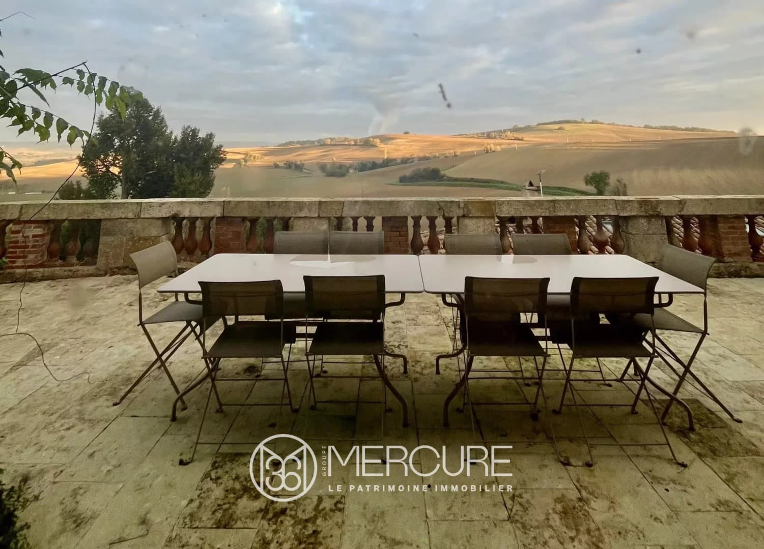 Château with Panoramic Views and Modern Amenities 5