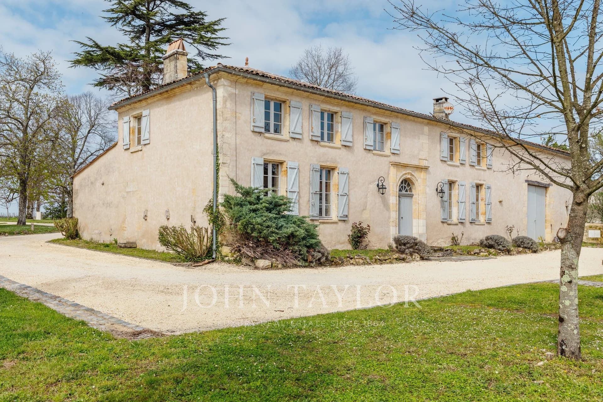 Charming Organic Wine Estate With 30 Hectares Near Saint-Émilion 3