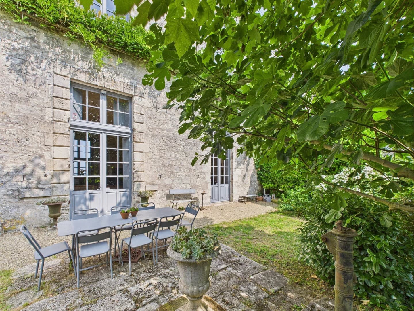 Luxurious 17th Century Château With Panoramic Views And Pool 3