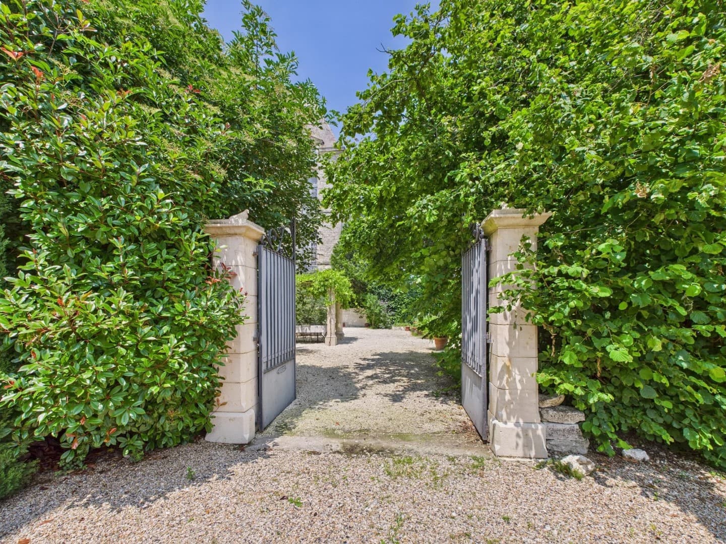 Luxurious 17th Century Château With Panoramic Views And Pool 4