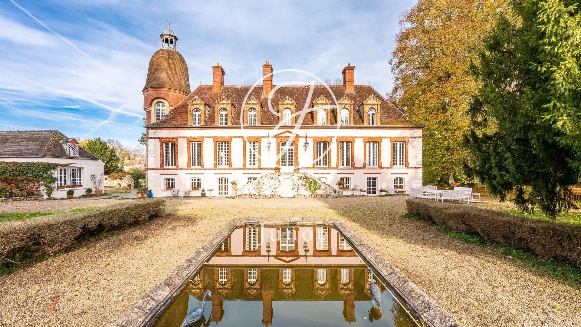 Elegant 18th Century Château with Pool and Tennis Court — Château for sale in Yvelines, Île-de-France