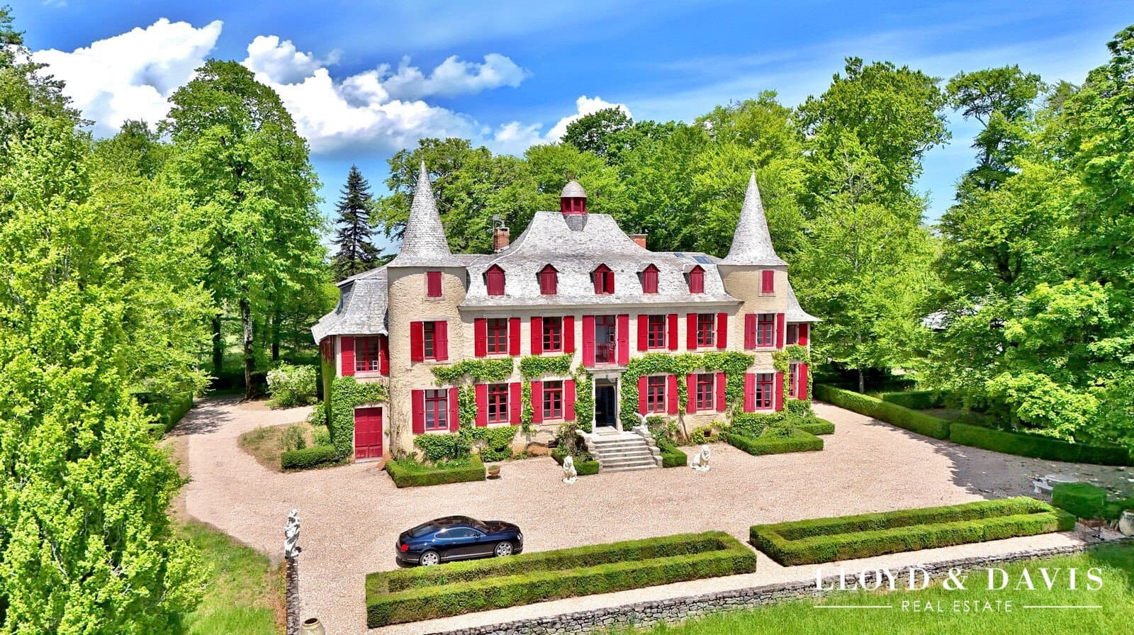 Renovated 18th Century Château With 25 Rooms And 3 Hectares Of Land — Château for sale