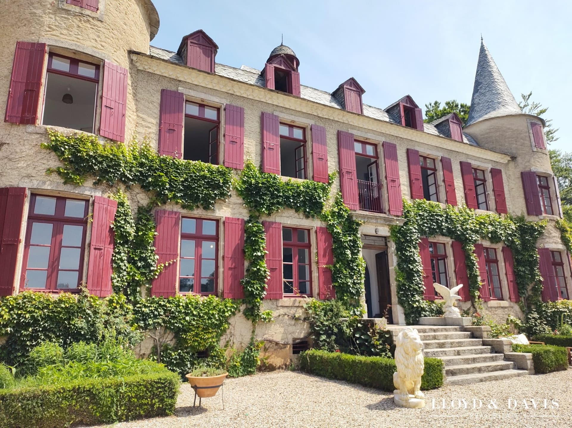 Renovated 18th Century Château With 25 Rooms And 3 Hectares Of Land 2