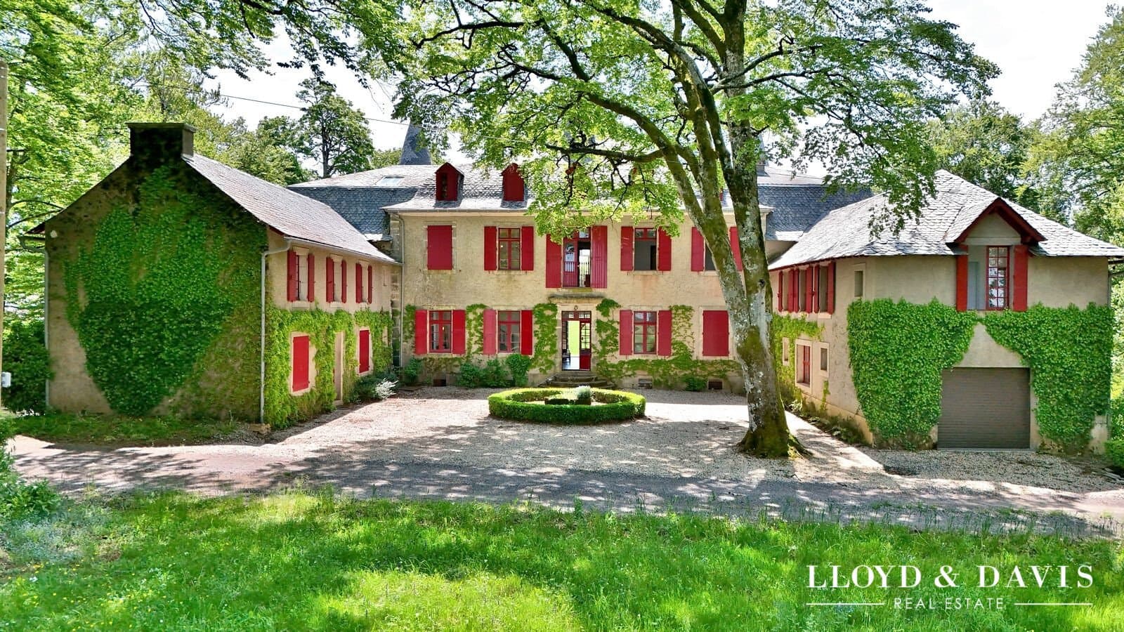 Renovated 18th Century Château With 25 Rooms And 3 Hectares Of Land 3