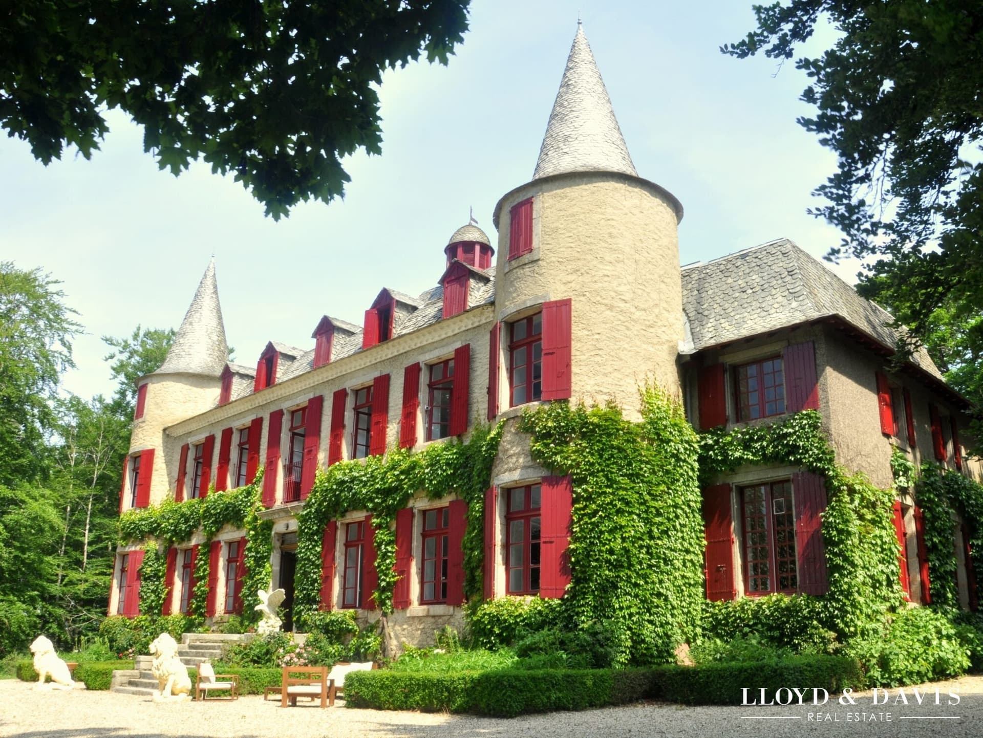Renovated 18th Century Château With 25 Rooms And 3 Hectares Of Land 4