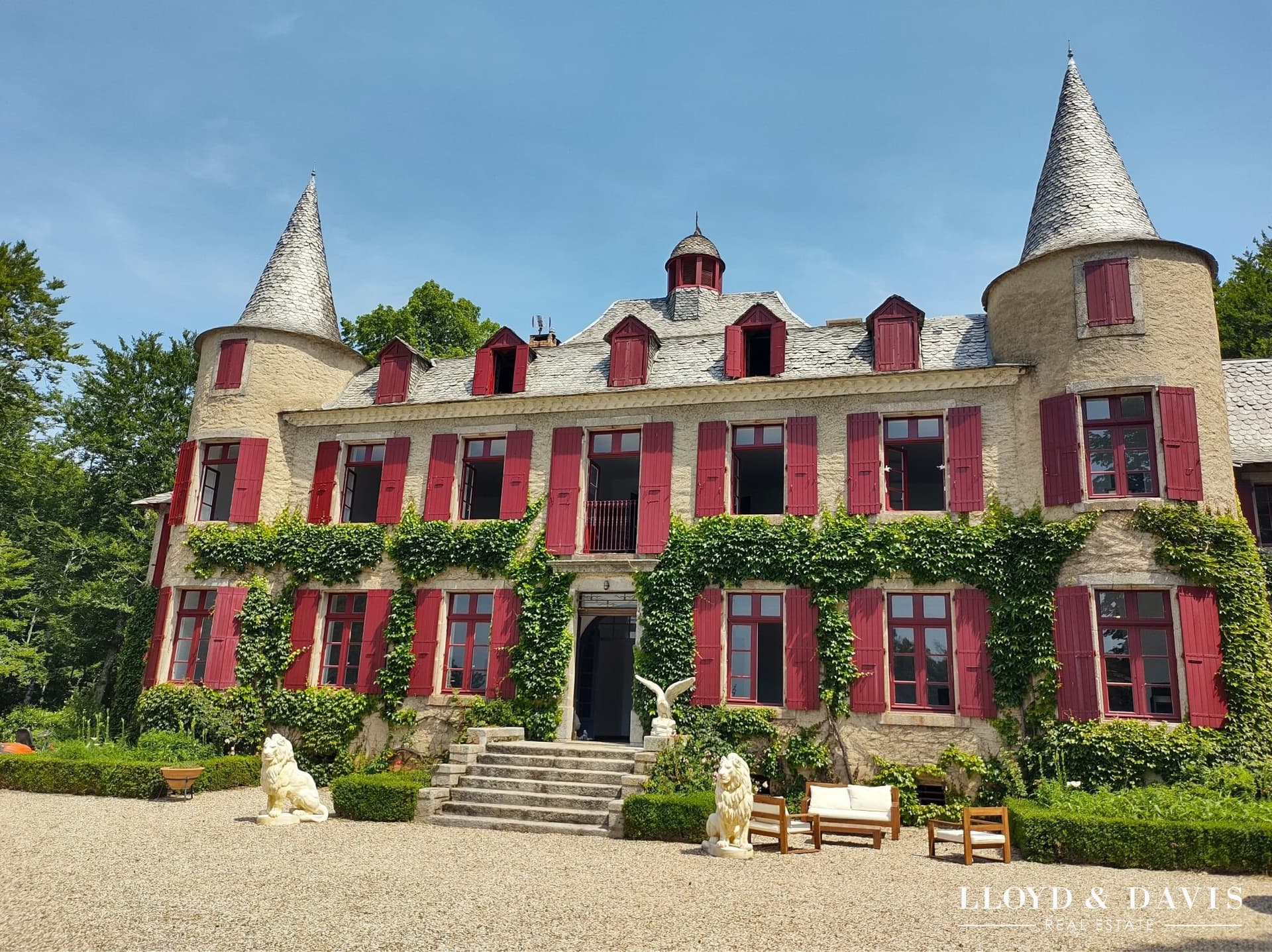 Renovated 18th Century Château With 25 Rooms And 3 Hectares Of Land 5