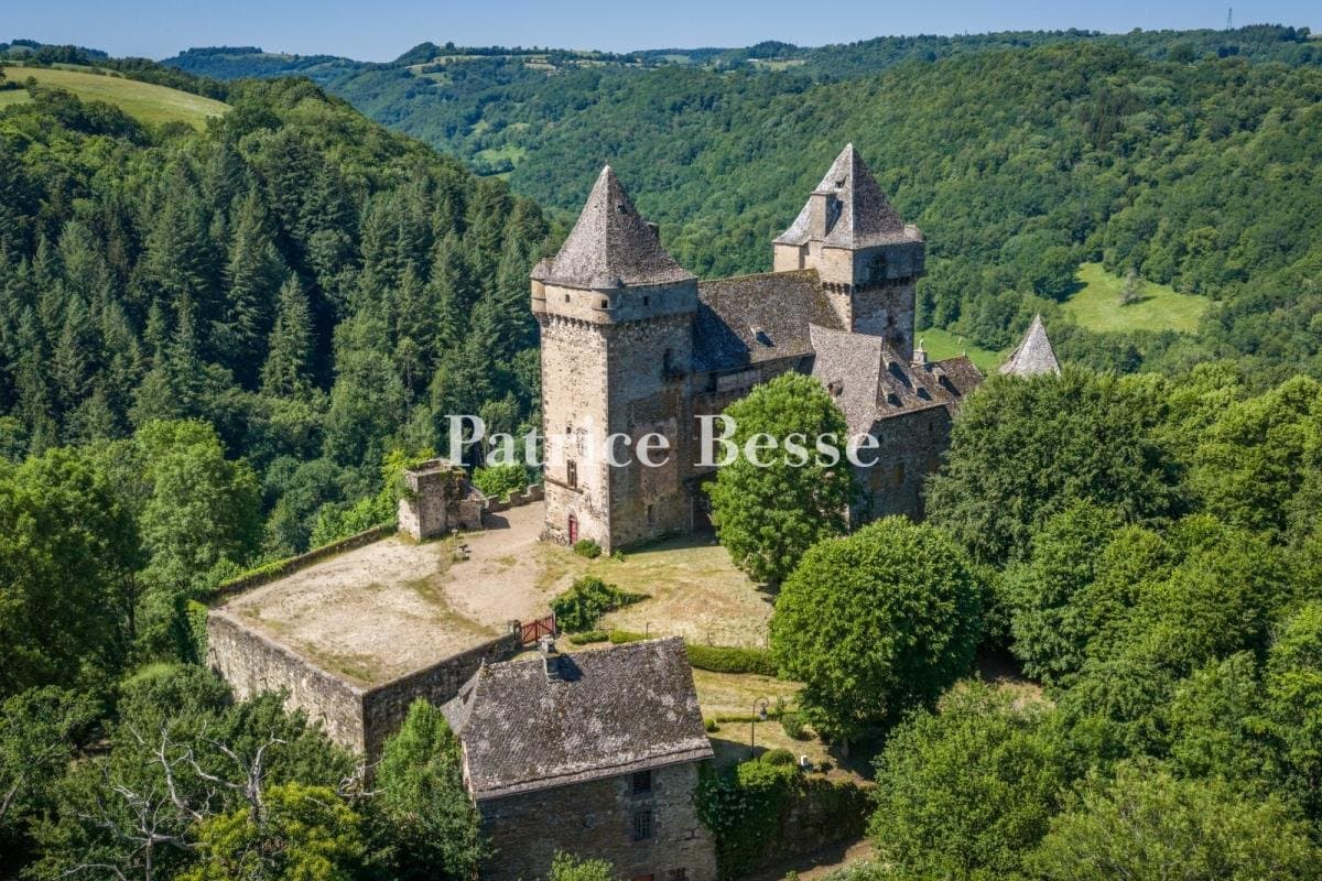Historic Château With 6 Bedrooms Overlooking The Goul River 3