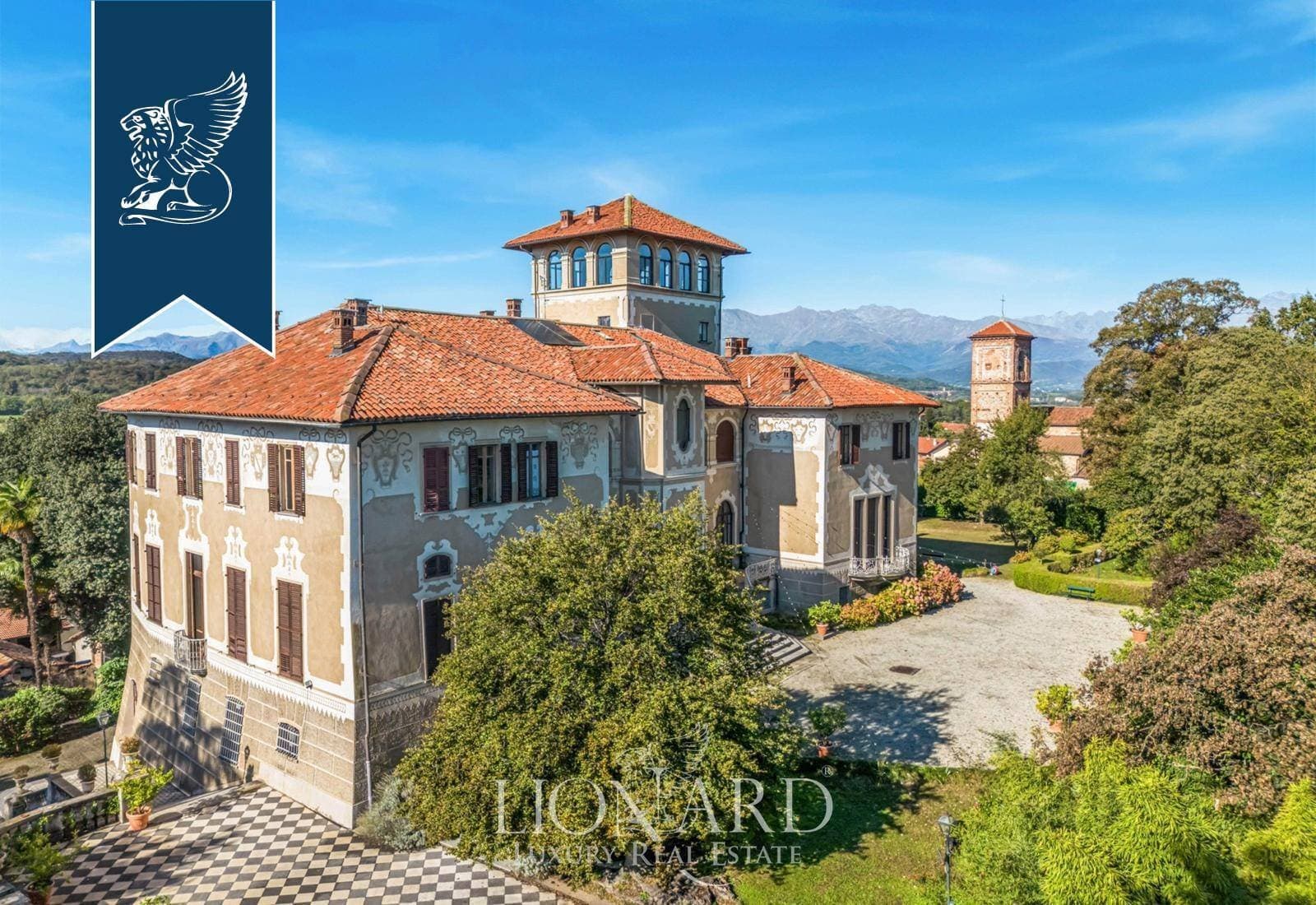 Elegant 17th Century Castle With Stables And Italian Gardens 2