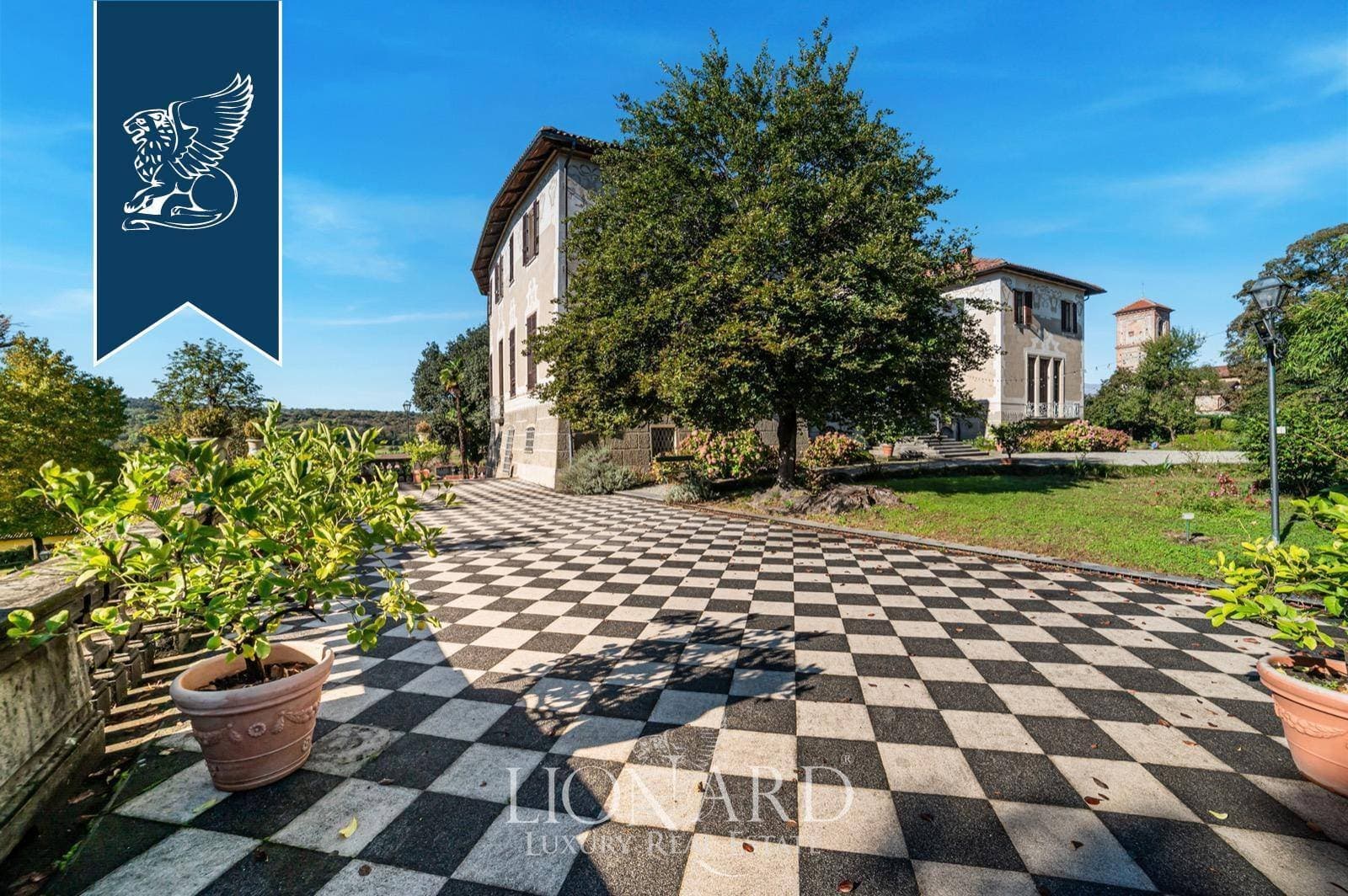 Elegant 17th Century Castle With Stables And Italian Gardens 3