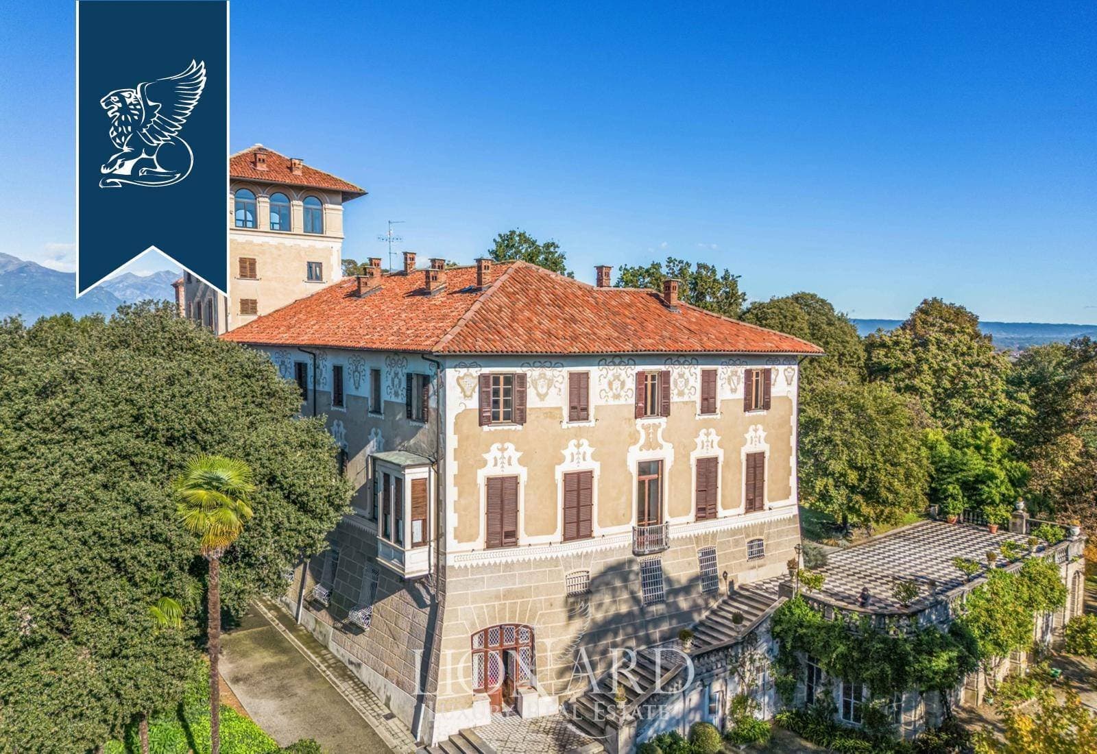 Elegant 17th Century Castle With Stables And Italian Gardens 4