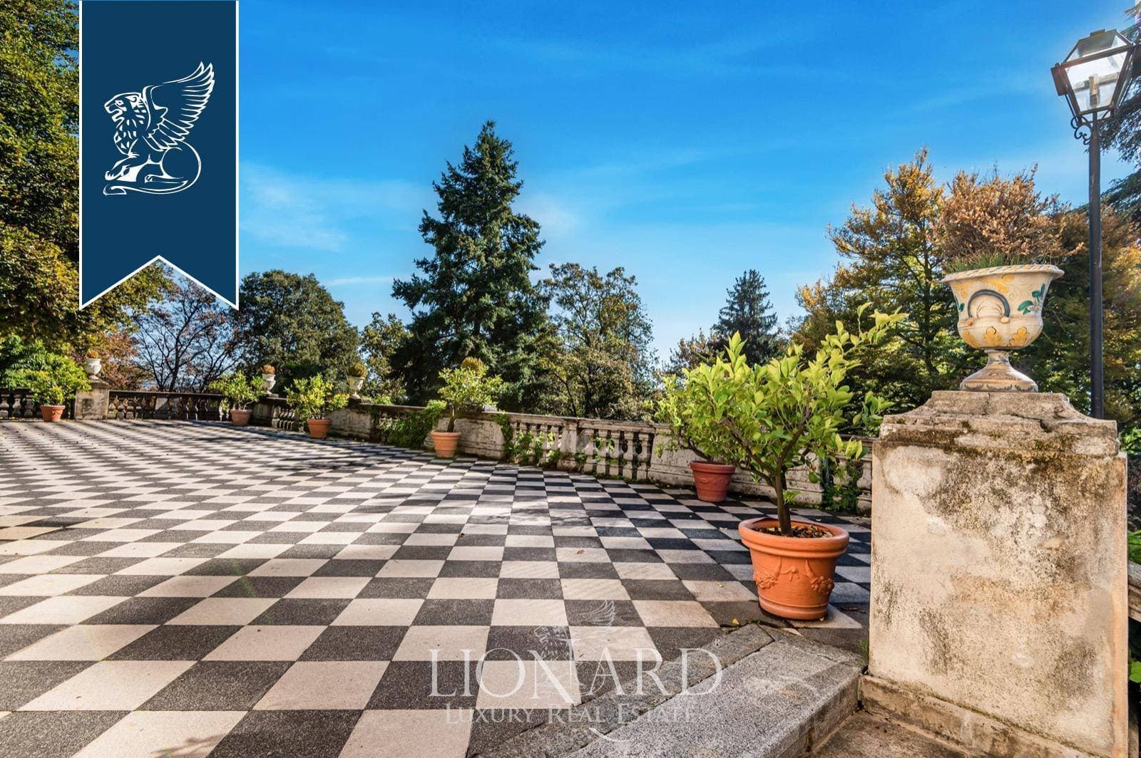 Elegant 17th Century Castle With Stables And Italian Gardens 5
