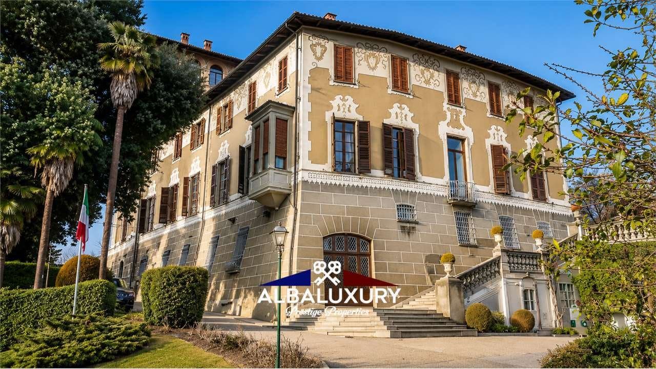 Refined 17th Century Castle Surrounded By Italian Gardens 3