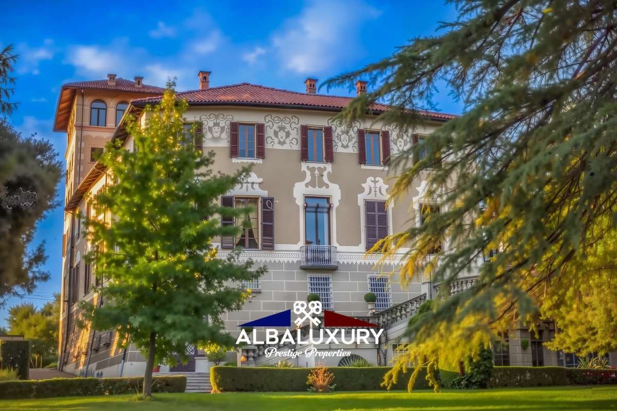 Refined 17th Century Castle Surrounded By Italian Gardens 4