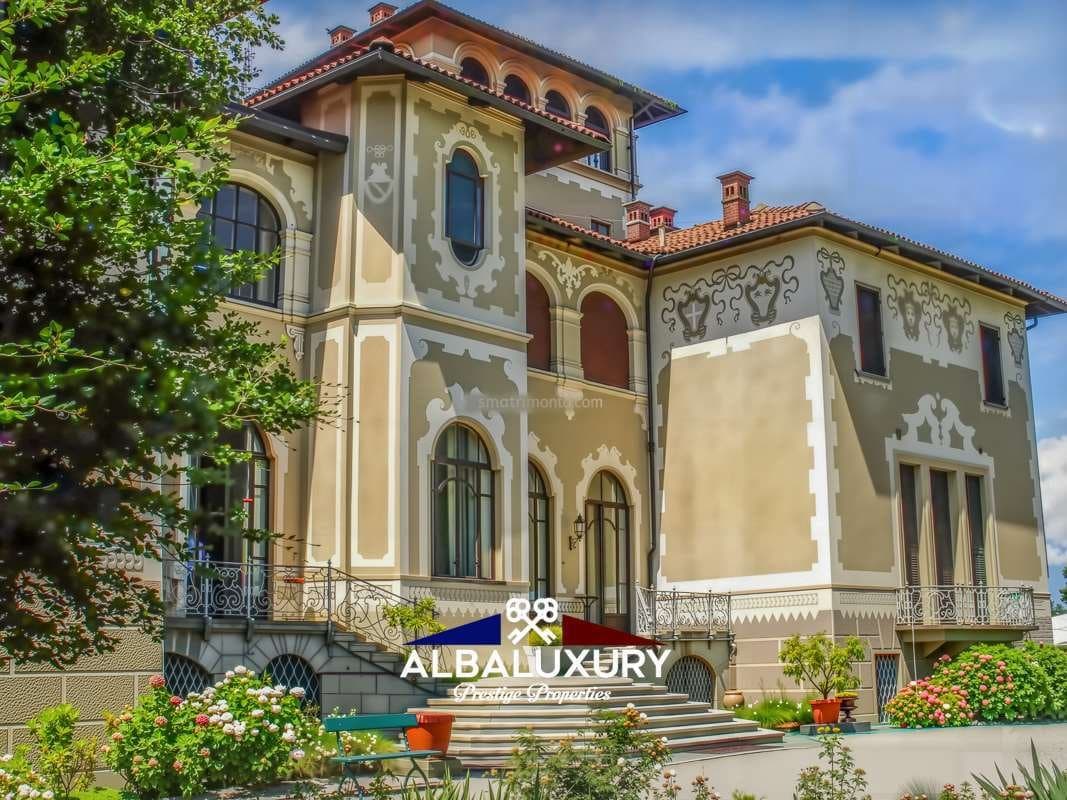 Refined 17th Century Castle Surrounded By Italian Gardens 5