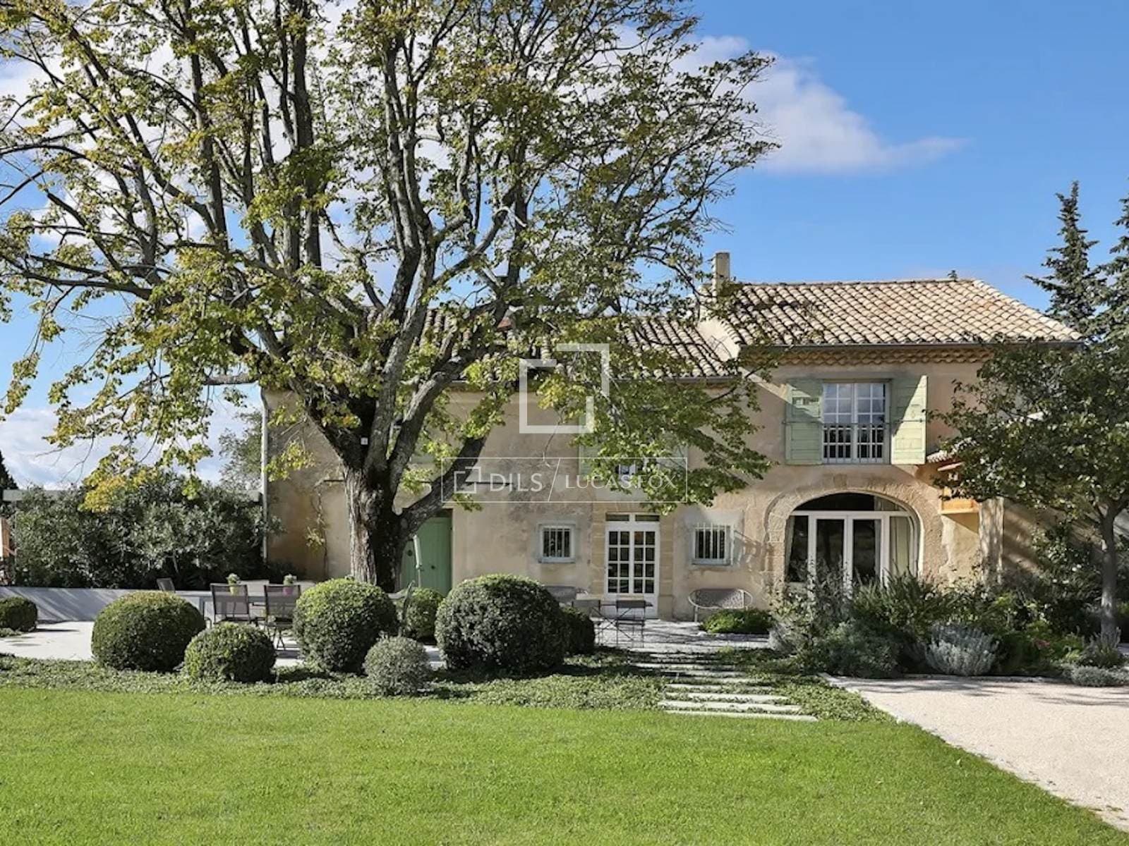 Charming Castle With Swimming Pool And 6 Bedrooms — in Vaucluse, Provence