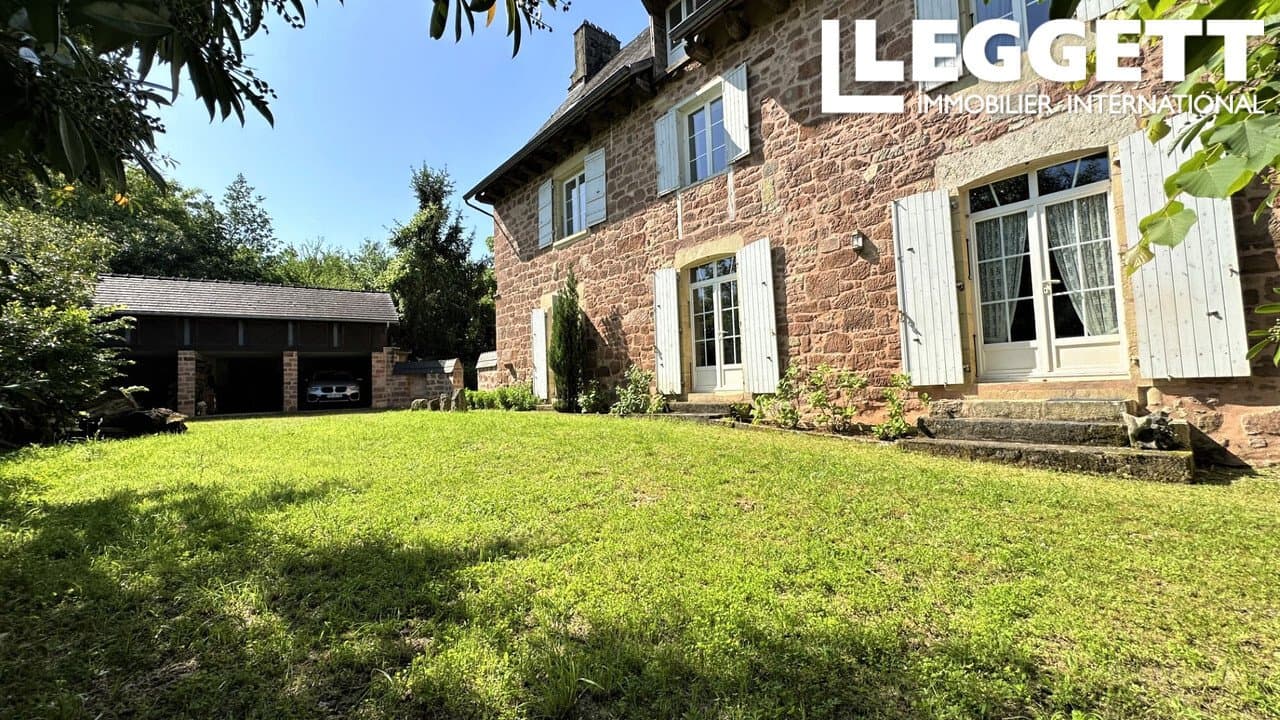 Renovated Luxury Property With Panoramic Views And Large Barn — in Dordogne, France