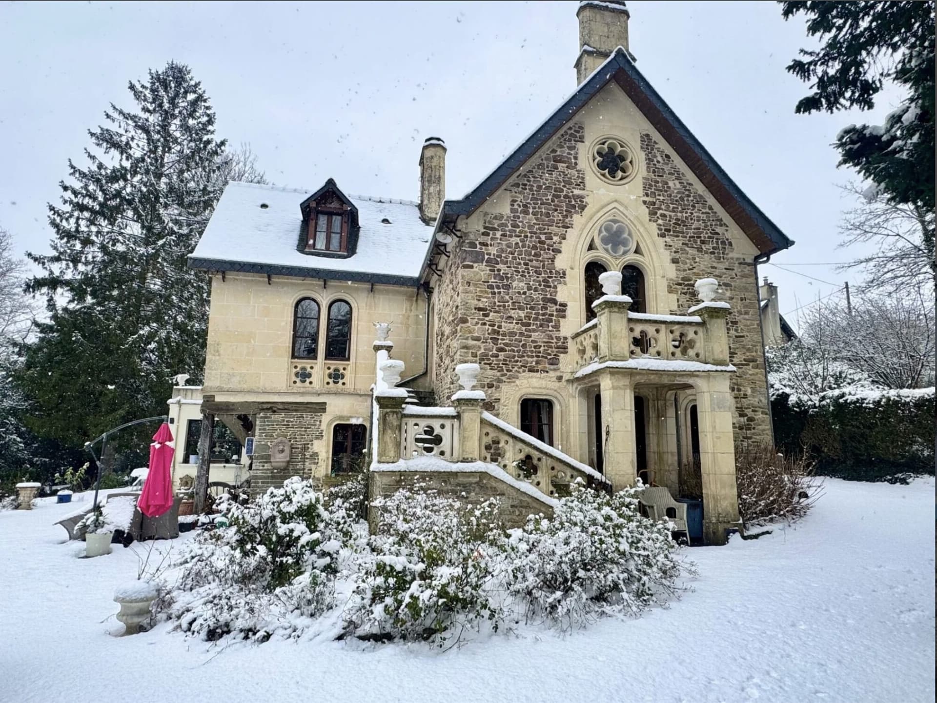 19th Century Neo-Gothic Castle With Suites And Landscaped Park 4