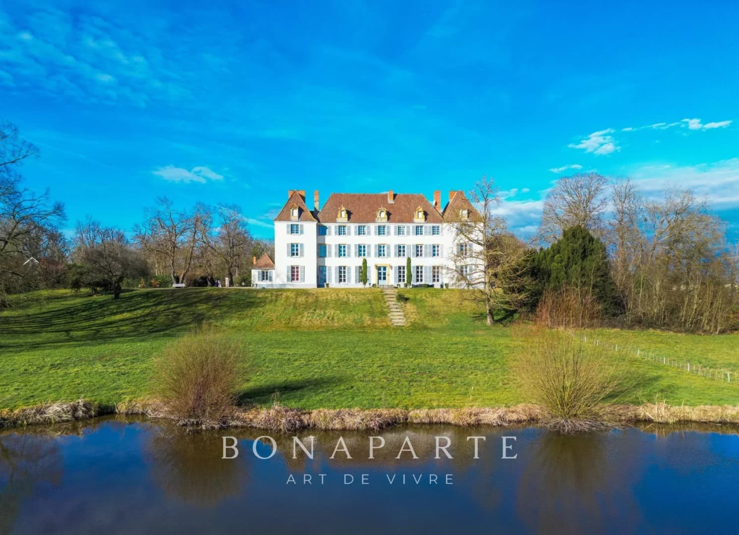 Historic Château with 15 Bedrooms and 13 Hectares of Parkland — Château for sale in France