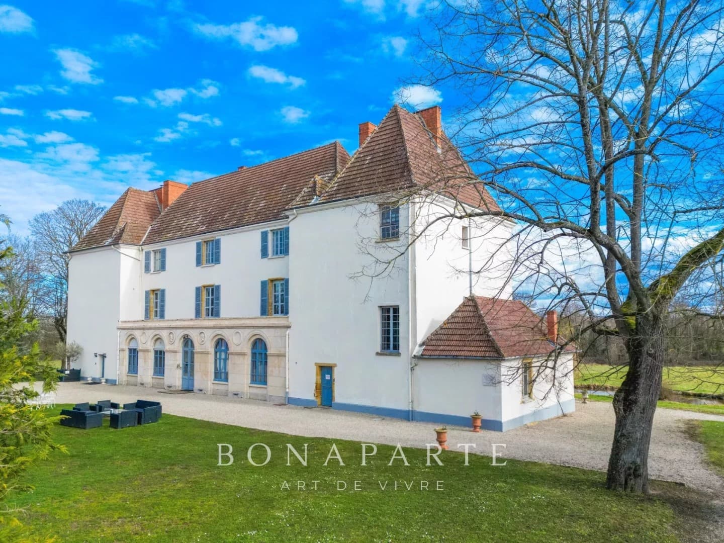 Historic Château with 15 Bedrooms and 13 Hectares of Parkland 2