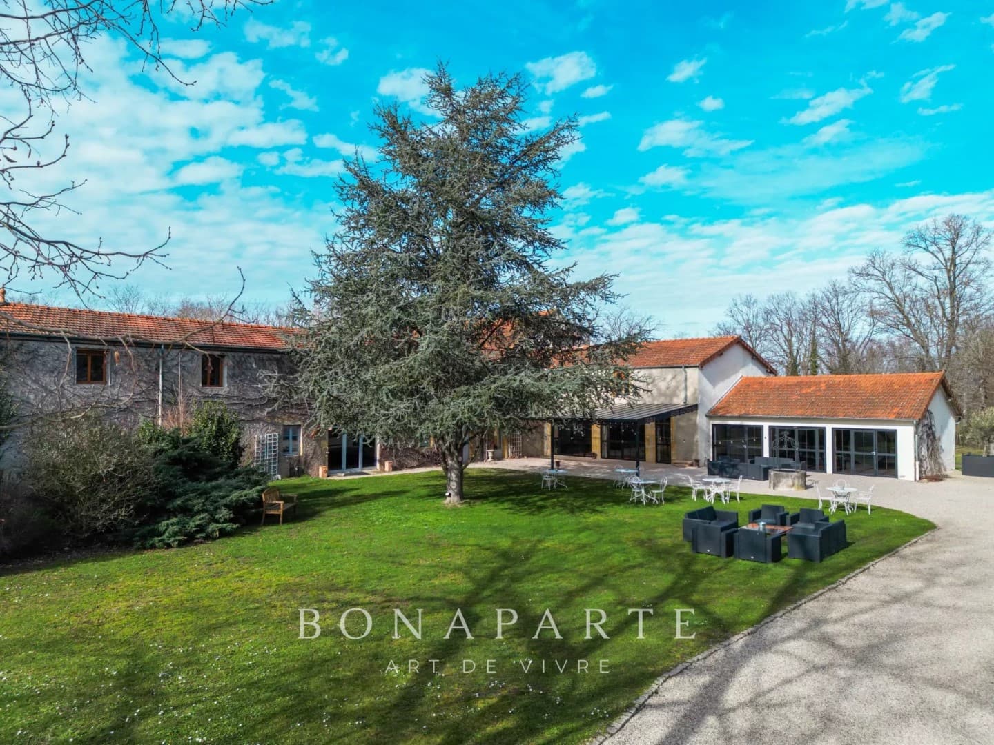 Historic Château with 15 Bedrooms and 13 Hectares of Parkland 4