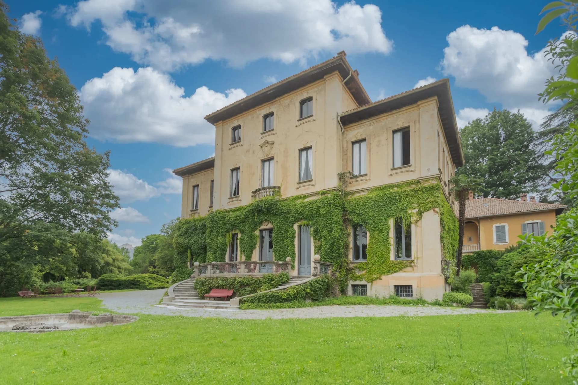 Prestigious 16th Century Villa With English-style Garden
