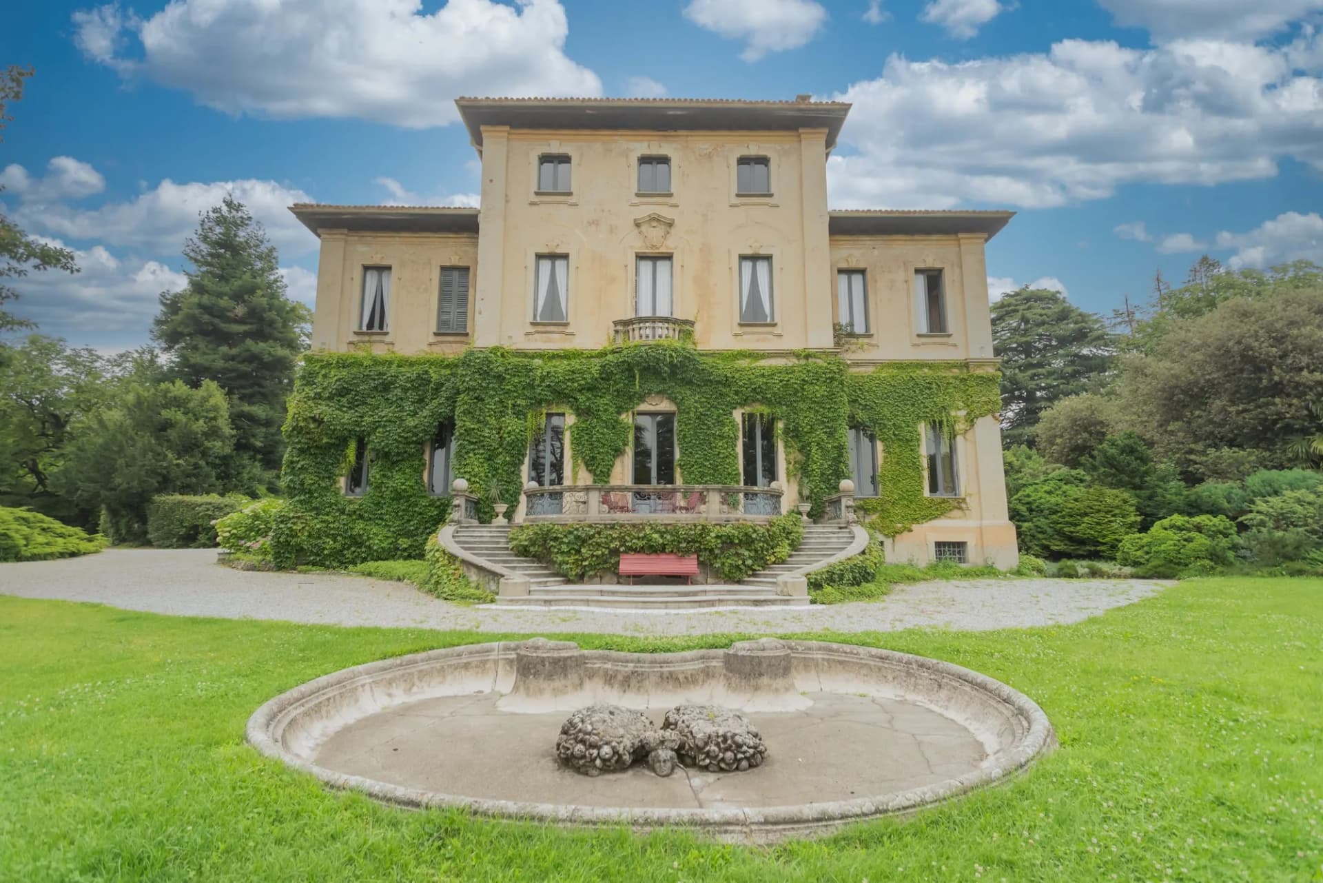 Prestigious 16th Century Villa With English-style Garden 2