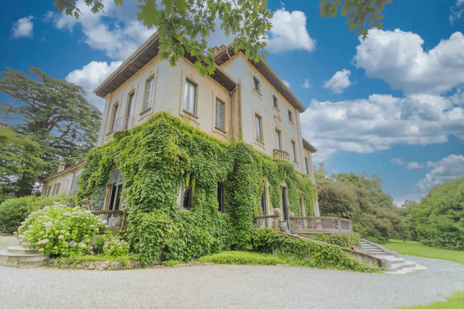 Prestigious 16th Century Villa With English-style Garden 5